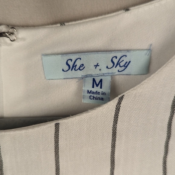 She & Sky medium dress with tie waist and zipper back, ruffle sleeves and skirt - Picture 4 of 7